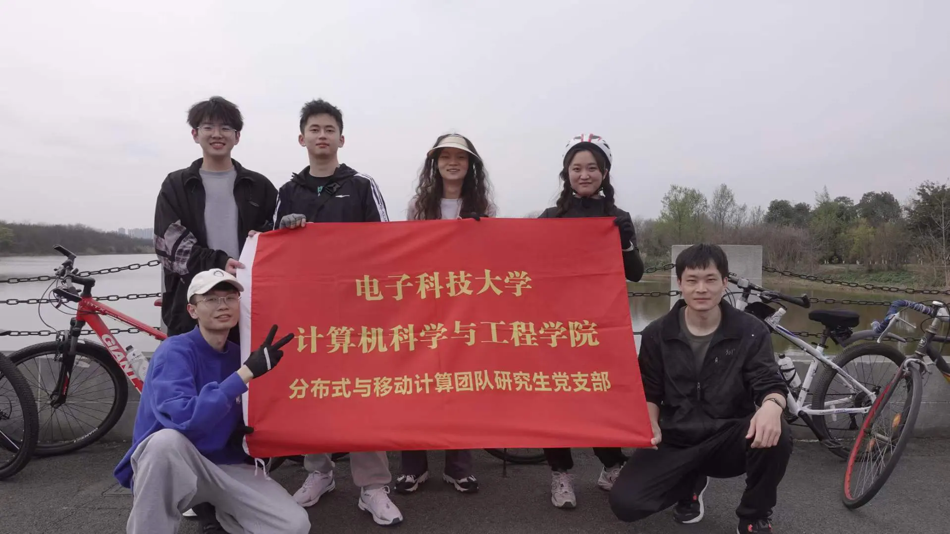 车和它的朋友们(左一站立)